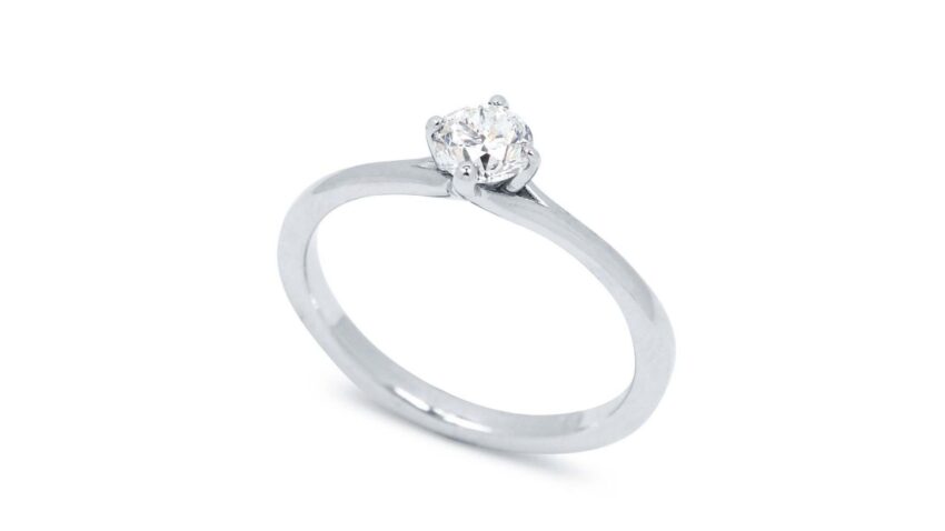 Fehér arany eljegyzési gyűrű a White & Black ékszer boltban