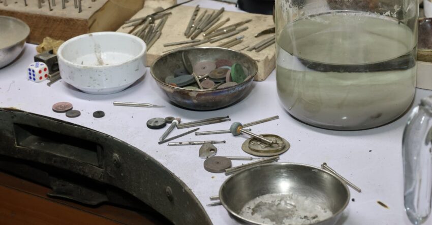 Ékszerkészítés kezdőknek a White & Black ékszerbolt Budapest műhelyében